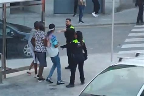 El vídeo de la batalla campal al carrer del Pecat en un Sitges ple。